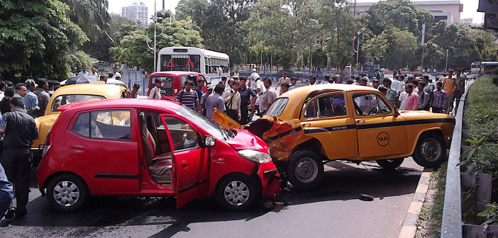 Multiple_Car_Accident_-_Rabindra_Sadan_Area_-_Kolkata_2012-06-13_01320_opt