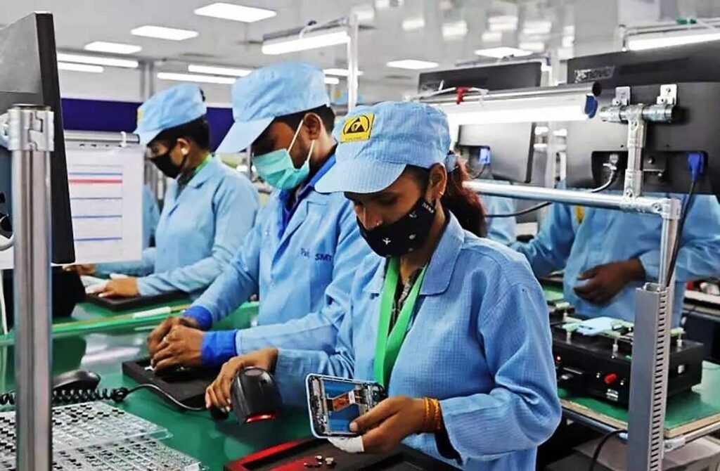 Photo_4__Phone_manufacturing_moves_to_India__In_a_Dixon_contract_manufacturing_facility
