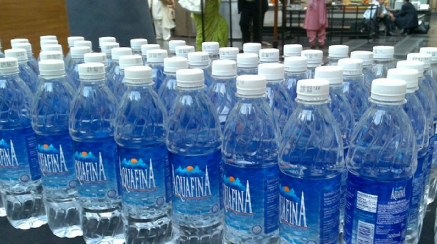 Стойкая недорогая вода. Питьевая вода в Китае в бутылках. Тайская вода в бутылках. Самая дешевая бутылка воды. Много баклажек воды.